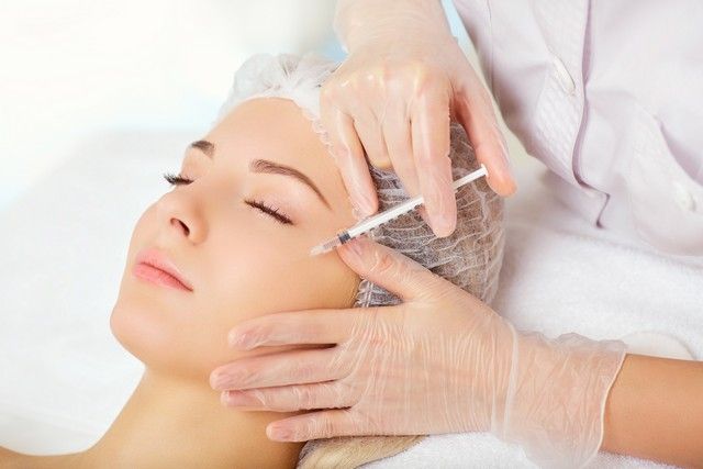 Kobieta podczas botoksu w klinice Derm-Estetyka
